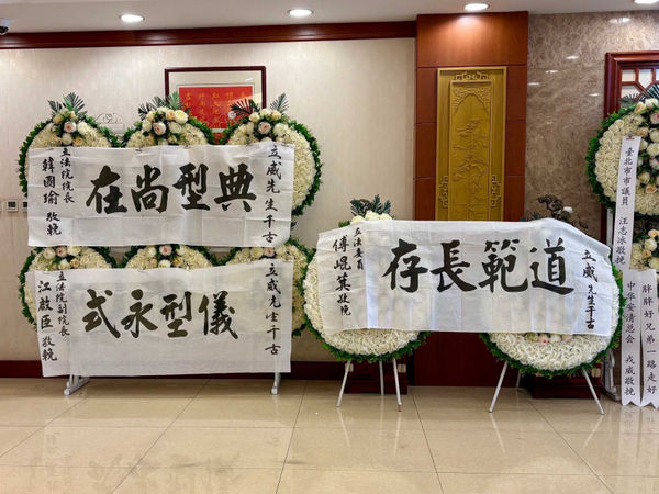 韓國瑜、江啟臣、傅崐萁等人送上花籃致意。（圖／北京友人提供）