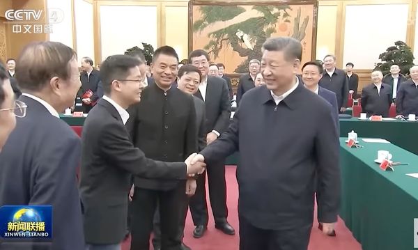 ▲▼ 国家主席习近平17日在北京人民大会堂东大厅出席「民营企业座谈会」，任正非、马云、雷军、马化腾及王传福，新一代梁文峰、王兴兴 。 （图/翻摄 央视）