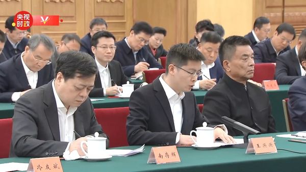 ▲▼ 国家主席习近平17日在北京人民大会堂东大厅出席「民营企业座谈会」，任正非、马云、雷军、马化腾及王传福，新一代梁文峰、王兴兴 。 （图/翻摄 央视）