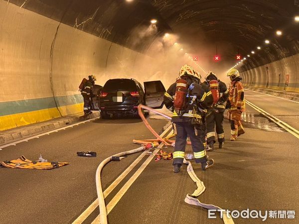 ▲▼     新店隧道火燒車 。（圖／記者陸運陞翻攝）