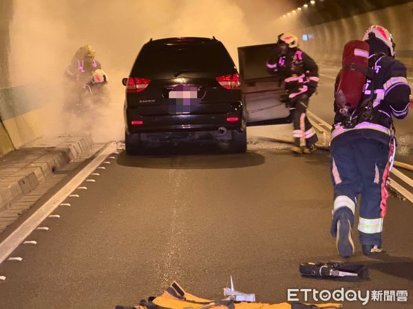 ▲▼     新店隧道火燒車 。（圖／記者陸運陞翻攝）