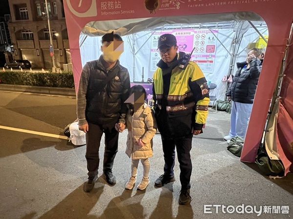 ▲走失的6歲葉姓女童則由員警帶往服務站廣播，順利找到父親。（圖／桃園警分局提供）
