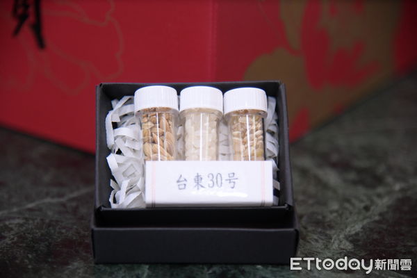 ▲▼以花蓮縣產的優質白米為原料，結合米鶴酒造超過300年歷史的釀酒工藝，成功開發全新跨國合作商品&mdash;花蓮米釀清酒。（圖／花蓮縣政府提供，下同）