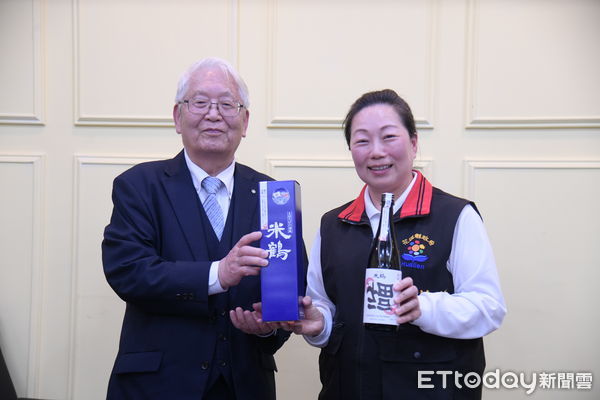 ▲▼以花蓮縣產的優質白米為原料，結合米鶴酒造超過300年歷史的釀酒工藝，成功開發全新跨國合作商品&mdash;花蓮米釀清酒。（圖／花蓮縣政府提供，下同）