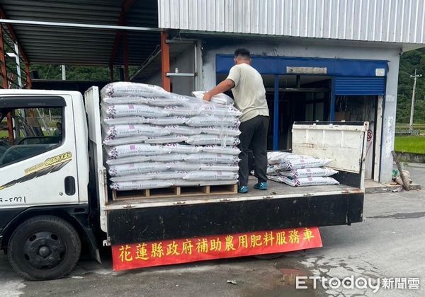 ▲▼農民申請補助所需的農用肥料由縣府委託業者配送到家。（圖／花蓮縣政府提供，下同）