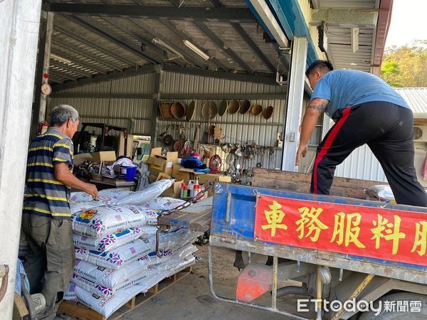 ▲▼農民申請補助所需的農用肥料由縣府委託業者配送到家。（圖／花蓮縣政府提供，下同）