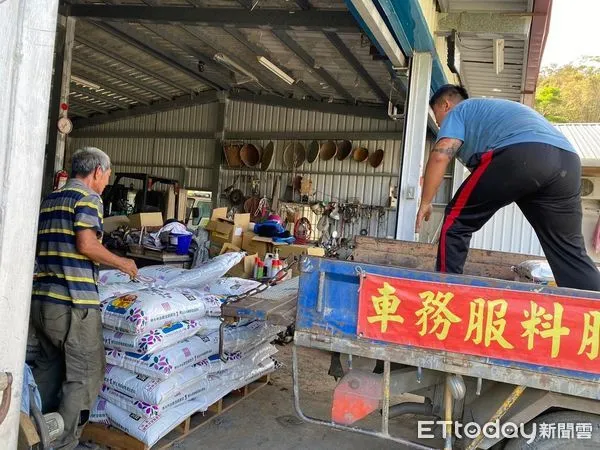 ▲▼農民申請補助所需的農用肥料由縣府委託業者配送到家。（圖／花蓮縣政府提供，下同）