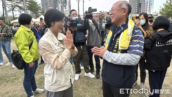 ▲▼林岱樺交保候如常跑行程，與市民互動。（圖／記者吳世龍攝）