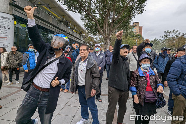 ▲民眾黨主席黃國昌遭民眾抗議。（圖／記者林敬旻攝）