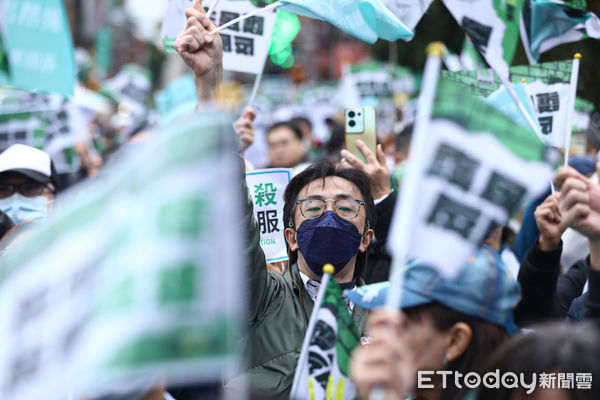 ▲民眾黨支持者出席掃除綠衛兵誓師大會。（圖／記者林敬旻攝）
