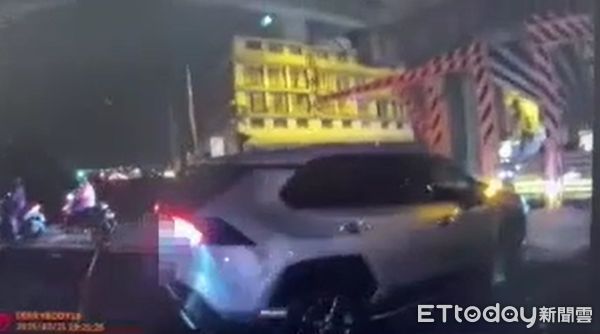 ▲▼東港路平交道精見小客車臨停，引發網友議論。（圖／記者游芳男翻攝）