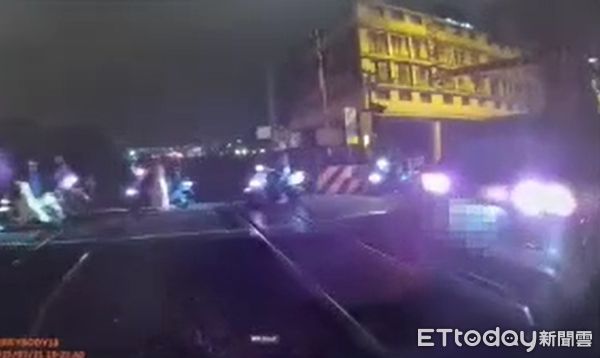 ▲▼東港路平交道精見小客車臨停，引發網友議論。（圖／記者游芳男翻攝）