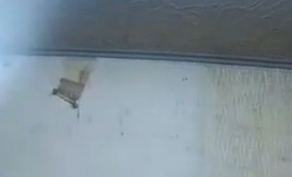 ▲彰化毒蟲父子涉偷竊躲3樓隔板上。（圖／警方提供）