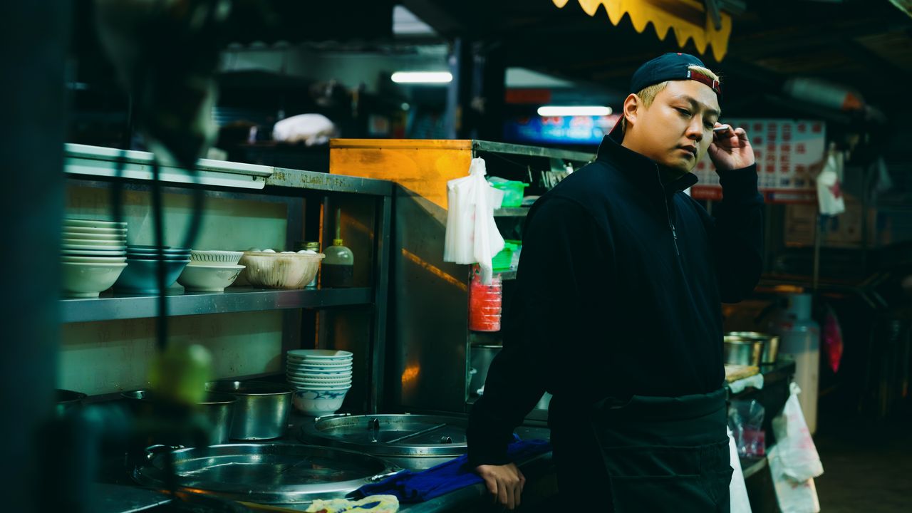 ▲▼歐吉虎〈酒澆地板〉 。（圖／混血兒娛樂提供）