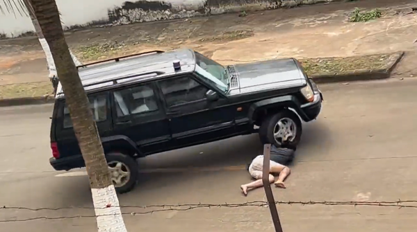 ▲▼陸劇組「替身險遭輾頭」尖叫哭喊：好痛。（圖／翻攝自微博）