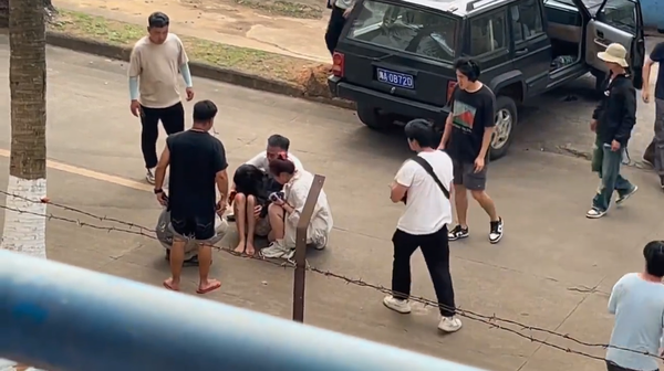 ▲▼陸劇組「替身險遭輾頭」尖叫哭喊：好痛。（圖／翻攝自微博）