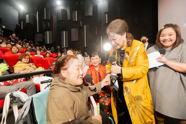 ▲「如有神在－世紀初戀楊麗花 2025 年全球花迷會」楊麗花忍不住紅了眼眶。（圖／國家影視聽中心提供）