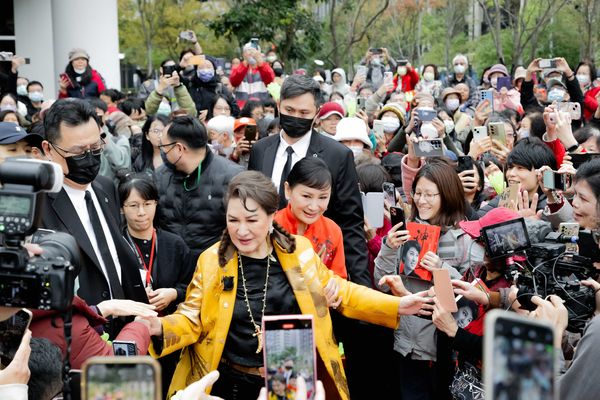 ▲「如有神在－世紀初戀楊麗花 2025 年全球花迷會」楊麗花忍不住紅了眼眶。（圖／國家影視聽中心提供）