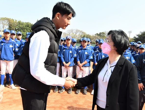 ▲彰化縣府準備爆米花與水晶餃為彰藝高中棒球隊、中華隊沙子宸加油。（圖／縣府提供）