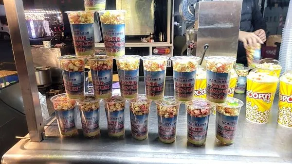 ▲彰化縣府準備爆米花與水晶餃為彰藝高中棒球隊、中華隊沙子宸加油。（圖／縣府提供）