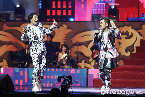 ▲九孔、任賢齊於鑽石舞台之夜演出。（圖／記者林敬旻攝）