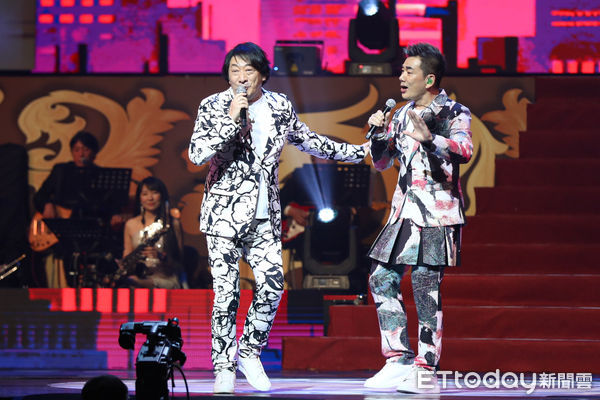 ▲九孔、任賢齊於鑽石舞台之夜演出。（圖／記者林敬旻攝）