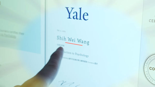 ▲尼克拿到耶魯大學心理學證書。（圖／翻攝YouTube／尼克&ASHLY）
