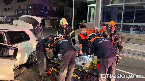 ▲▼高雄酒駕自撞車禍。（圖／記者吳奕靖翻攝）