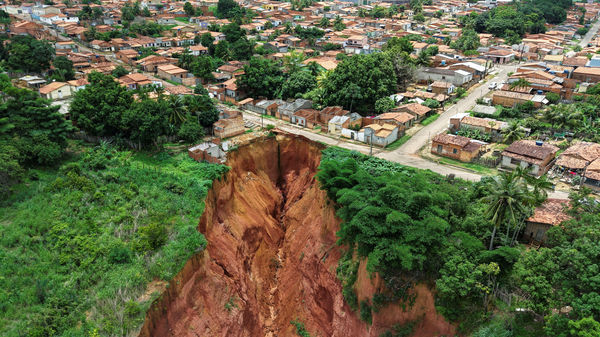 ▲▼巴西亞馬遜城市、位於馬蘭勞州（Maranhão）的布里蒂庫普（Buriticupu）驚現巨型天坑。（圖／路透）