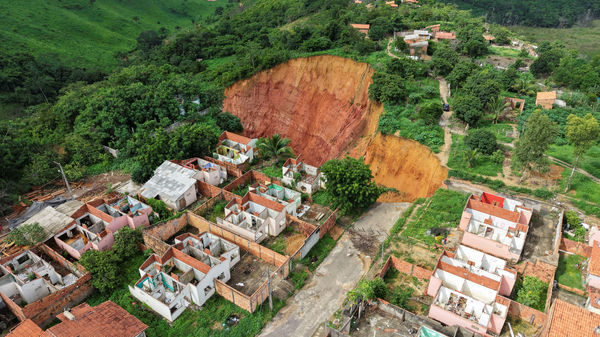 ▲▼巴西亞馬遜城市、位於馬蘭勞州（Maranhão）的布里蒂庫普（Buriticupu）驚現巨型天坑。（圖／路透）