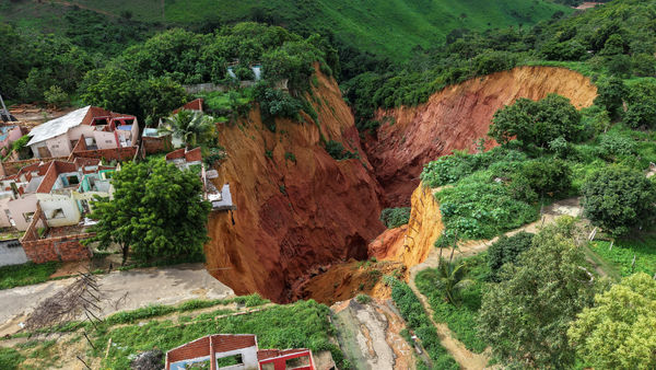 ▲▼巴西亞馬遜城市、位於馬蘭勞州（Maranhão）的布里蒂庫普（Buriticupu）驚現巨型天坑。（圖／路透）