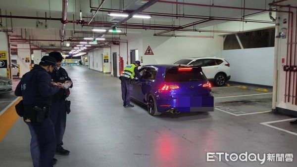 ▲▼             屏東縣立民生立體停車場內有大型改裝車聚。（圖／記者陳崑福翻攝，下同）