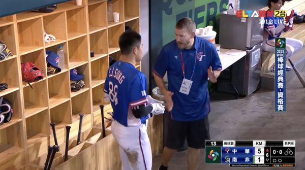 ▲▼大聯盟工作人員與宋晟睿互動。（圖／截自愛爾達轉播畫面）