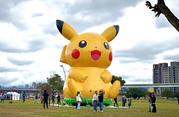 ▲新北大都會公園11公尺高的皮卡丘氣偶。（圖／新北市觀旅局提供）