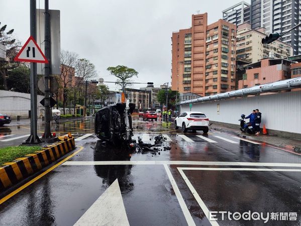 ▲▼無照的李男開老闆賓士車撞車側翻，小客車受到波及             。（圖／記者陳以昇翻攝）