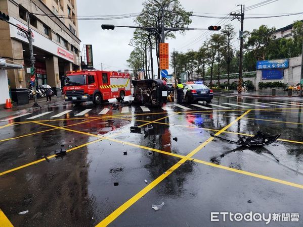 ▲▼無照的李男開老闆賓士車撞車側翻，小客車受到波及             。（圖／記者陳以昇翻攝）