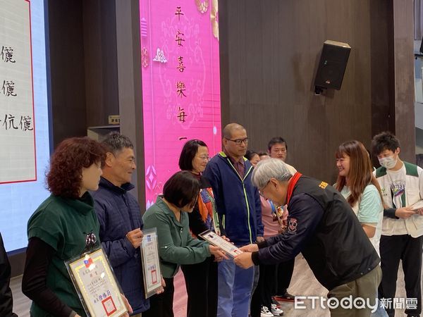 ▲▼花蓮家扶中心舉辦寄養家庭授證暨新春餐會。（圖／花蓮縣政府提供，下同）