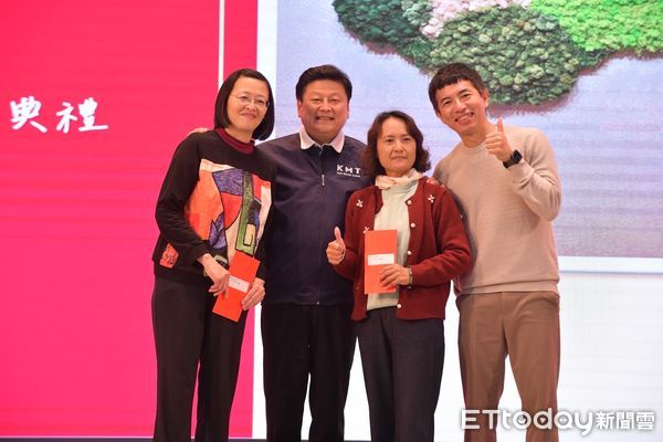 ▲▼花蓮家扶中心舉辦寄養家庭授證暨新春餐會。（圖／花蓮縣政府提供，下同）