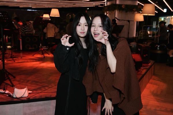 ▲▼高硯晨（左）和妹妹翎聲響起（翎翎）受邀約拍片差點遭網紅騙到汽車旅館。（圖／TTR女神特賣會提供）