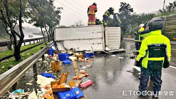 ▲新北台62線貨車撞護欄側翻。（圖／記者郭世賢翻攝）