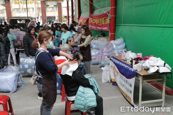 ▲台南市天靈慈善會舉辦「天靈慈善會寒冬送暖活動」，捐贈棉被及超市禮券予低收入族群，讓弱勢家庭感受到社會的溫暖。（圖／記者林東良翻攝，下同）