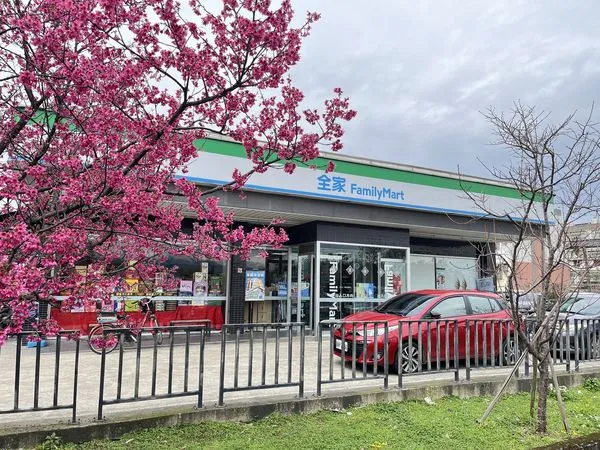 ▲▼全家推薦賞櫻特色店：八德櫻花店、暨大人文店、三義休息站。（圖／業者提供）