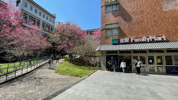 ▲▼全家推薦賞櫻特色店：八德櫻花店、暨大人文店、三義休息站。（圖／業者提供）