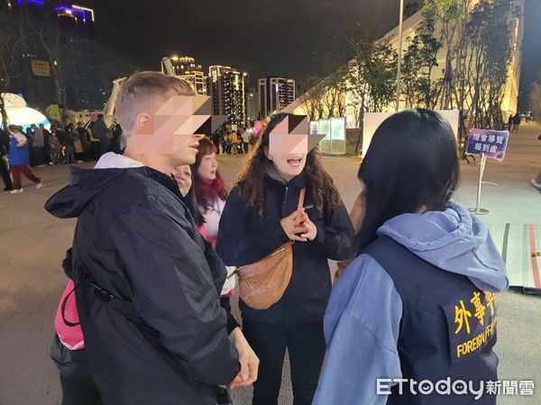 ▲美國朋友逛台灣燈會欲問放天燈地方，前來求助警方。（圖／桃園警分局提供）