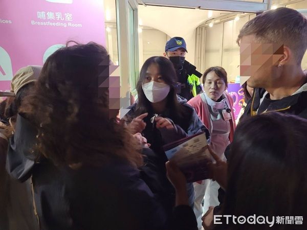 ▲桃園警察分局防治組外事巡官席鈺淇以流利的英文解釋燈會和放天燈是不同的活動。（圖／桃園警分局提供）