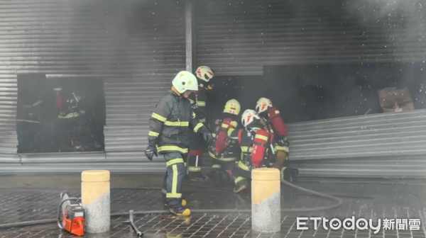 ▲▼             雲林縣斗六市文化路上一處2層樓高的鐵皮建物發生火警。（圖／記者游瓊華翻攝，下同）