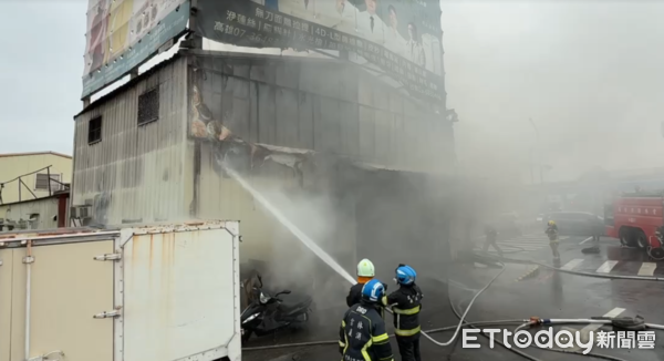 ▲▼             雲林縣斗六市文化路上一處2層樓高的鐵皮建物發生火警。（圖／記者游瓊華翻攝，下同）