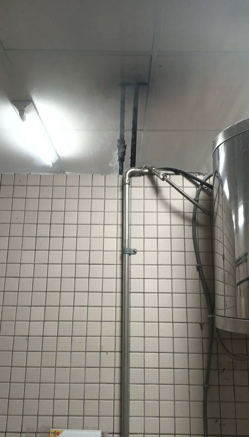 ▲中央大學女生宿舍火警，起火點疑3樓浴室管路。（圖／翻攝Card）