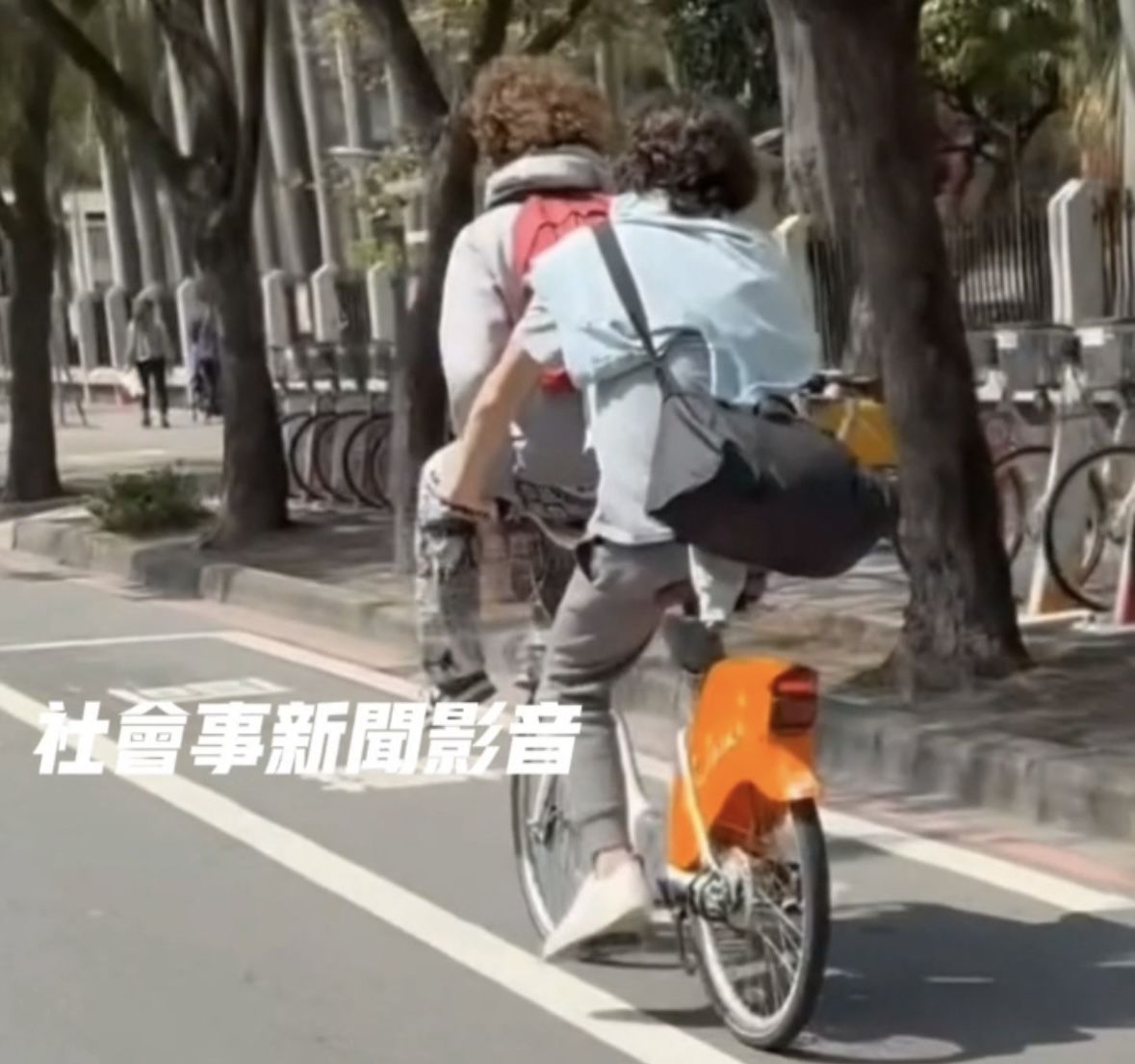 ▲▼2屁孩「跨坐車籃」共乘Youbike！危險畫面曝　警追查紀錄要罰了。（圖／翻攝社會事新聞影音）