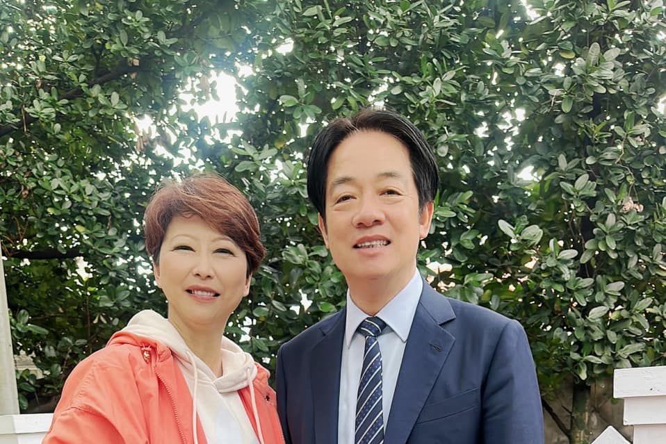 ▲▼綠委陳亭妃再發出其他張與總統賴清德合照。（圖／翻攝自Facebook／陳亭妃）